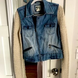Jean jacket with knitted sleeves